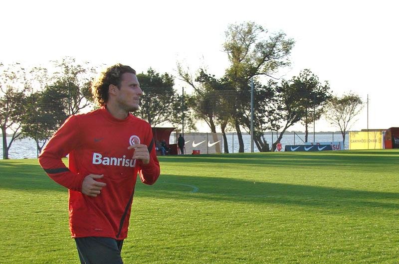 Forl&aacute;n correu em volta do gramado do Parque Gigante