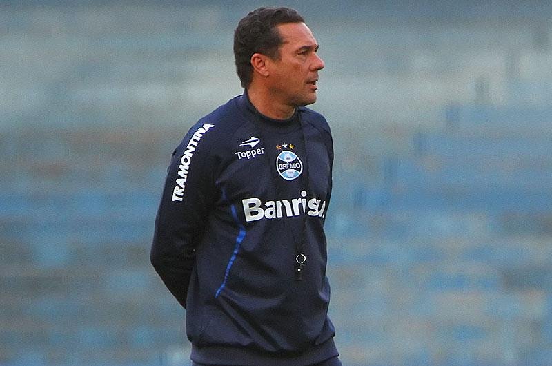 Jogador do Gr&ecirc;mio n&atilde;o pode se acostumar com a derrota, cobra Luxemburgo