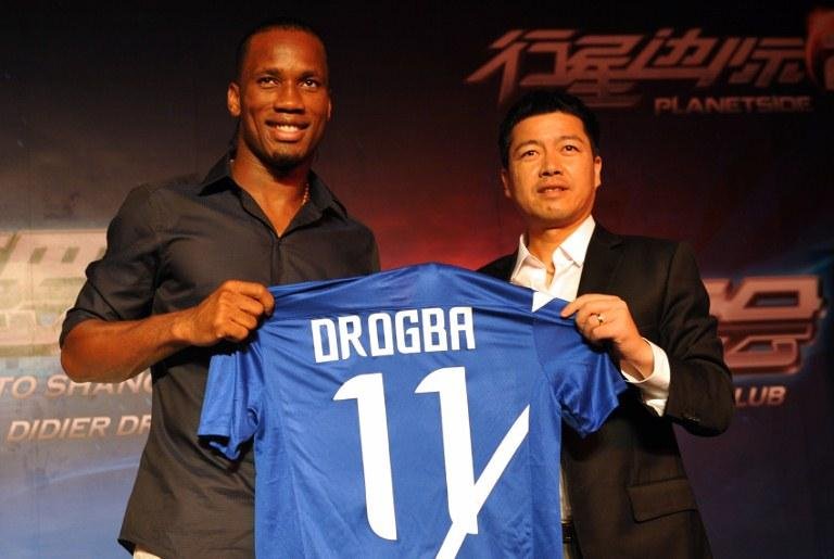 Drogba foi apresentado pelo Shanghai Shenhua