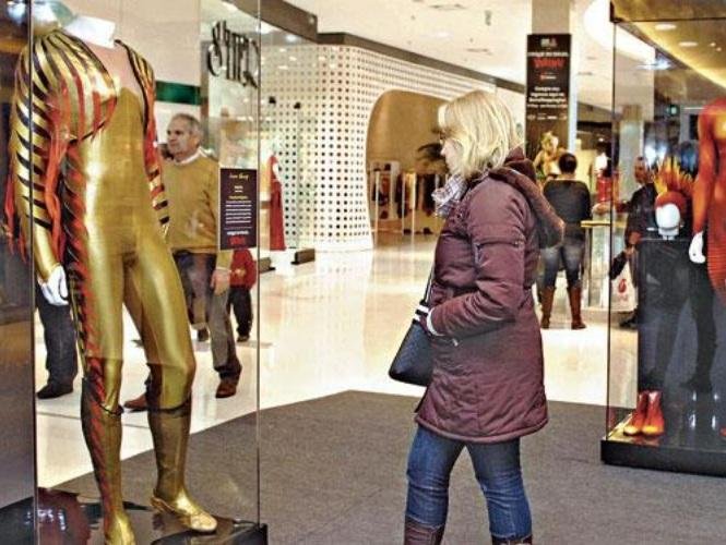 P&uacute;blico confere roupas no BarraShoppingSul