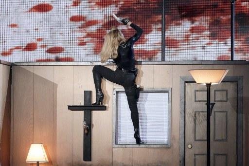 Madonna tamb&eacute;m brincou com o corpo e fez um strip-tease
