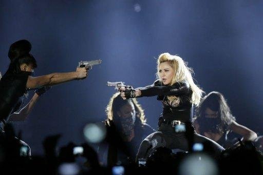 Cantora incluiu videoclipe pol&ecirc;mico de Marine Le Pen em show na Fran&ccedil;a
