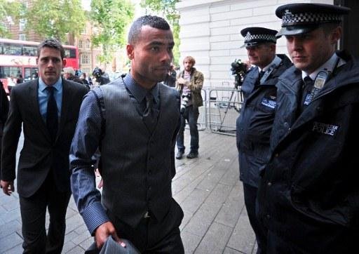 Pol&iacute;cia investiga coment&aacute;rio racista contra Ashley Cole