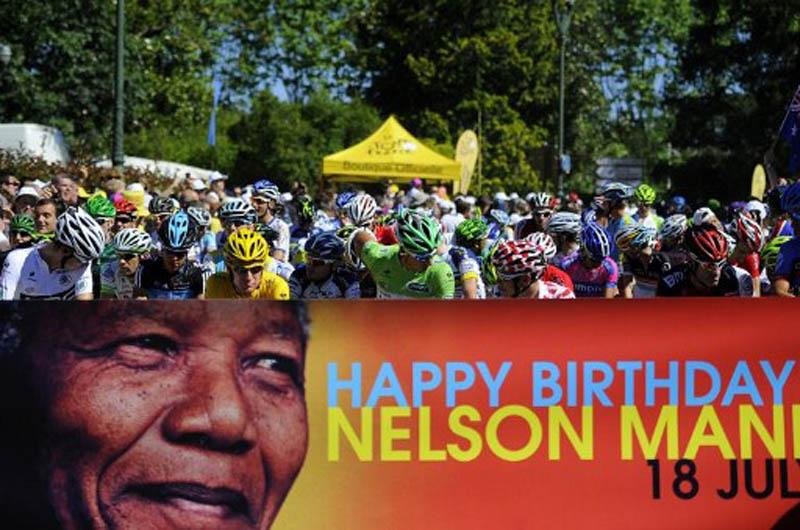 Atl&eacute;tas tamb&eacute;m homenageram Nelson Mandela com um cartaz antes do &iacute;nicio de uma corrida