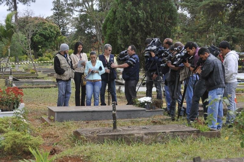 Policiais periciam o local onde o agente federal Wilton Tapaj&oacute;s Macedo foi assassinado com dois tiros, no Cemit&eacute;rio Campo da Esperan&ccedil;a, na tentativa de localizar proj&eacute;teis disparados contra o policial e pistas que ajudem nas investiga&ccedil;&otilde;es
