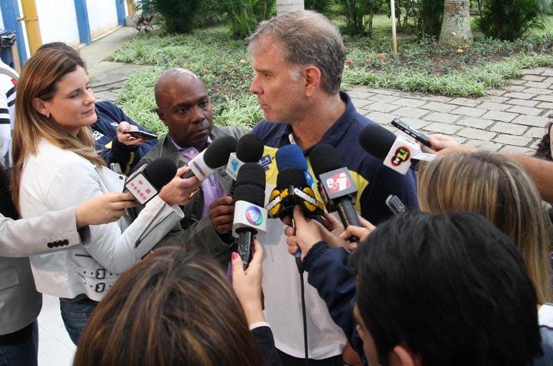 Bernardinho admitiu que Giba ainda n&atilde;o est&aacute; 100%