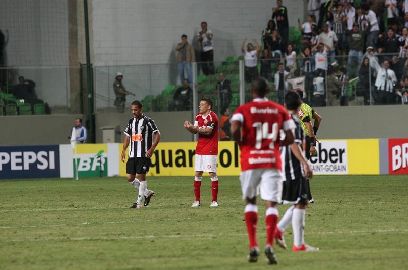 Meia do Inter levou o cart&atilde;o vermelho no primeiro tempo ap&oacute;s reclama&ccedil;&atilde;o