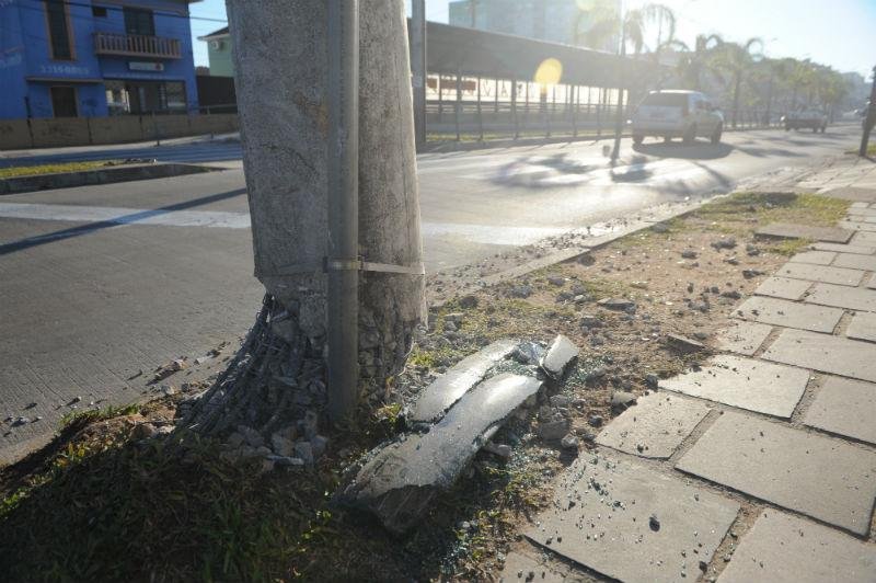 Carro de Leandro Lessa bateu em t&aacute;xi e em poste da Capital 