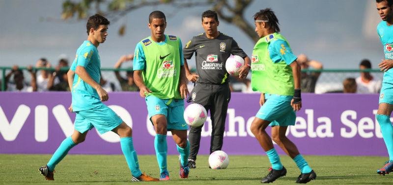 Oscar (&agrave; esquerda) ser&aacute; o camisa 10 da Sele&ccedil;&atilde;o, que ainda ter&aacute; Neymar no comando do ataque