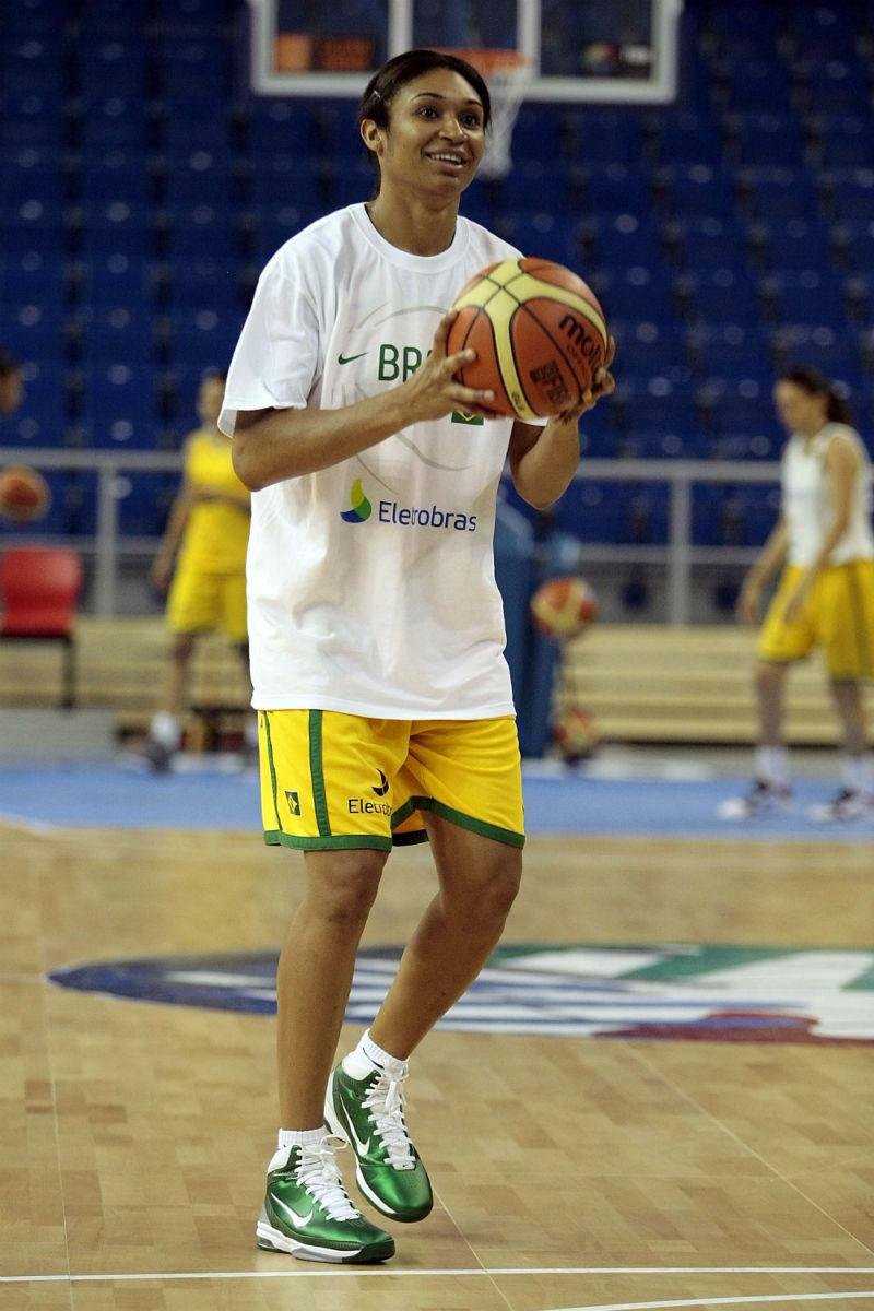 Em nota, Iziane revela tristeza ap&oacute;s dispensa da sele&ccedil;&atilde;o de basquete