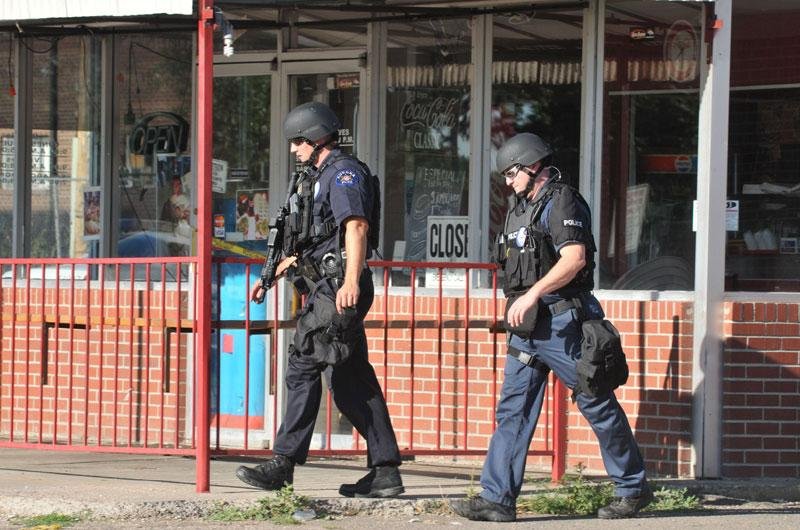 Suspeito de massacre em cinema dos EUA &eacute; descrito como solit&aacute;rio e reservado