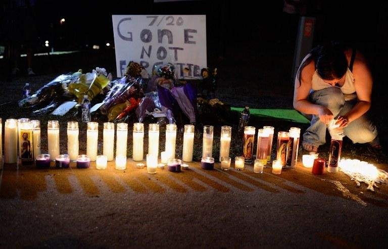 Popula&ccedil;&atilde;o fez memorial para v&iacute;timas em frente ao cinema no Colorado