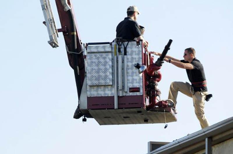 Especialistas montam opera&ccedil;&atilde;o para desativar explosivos no apartamento de atirador nos EUA