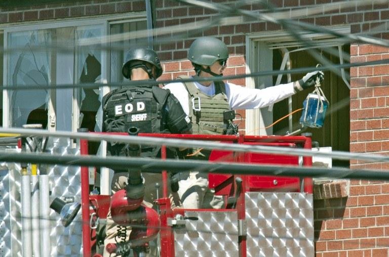 Especialistas do esquadr&atilde;o antibomba da pol&iacute;cia vasculham o local