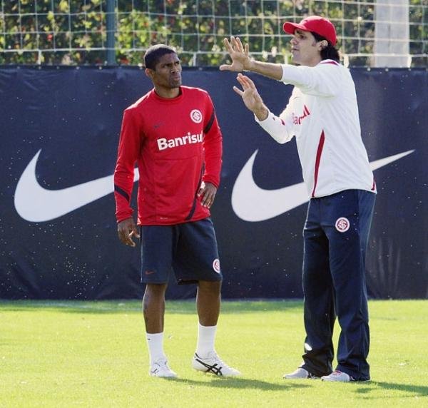 Fernand&atilde;o orienta Ygor em treino do Inter 