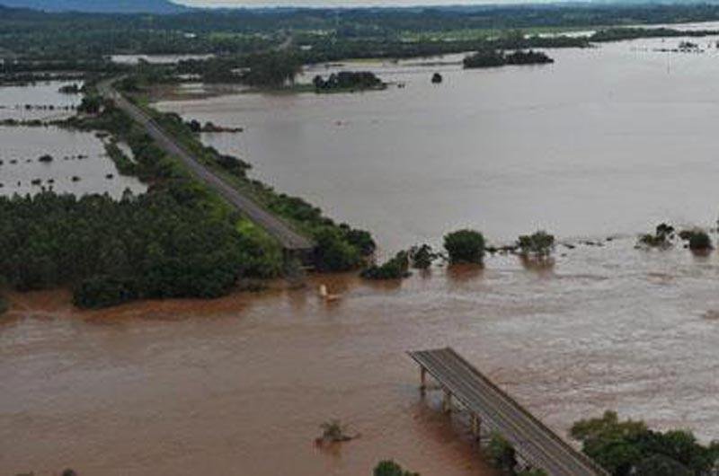 Ponte sobre o rio Jacu&iacute; desabou e matou cinco pessoas em Agudo, em 2010