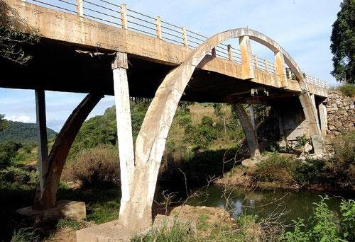 Problemas estruturais e na pista levaram &agrave; interrup&ccedil;&atilde;o do tr&acirc;nsito h&aacute; tr&ecirc;s anos