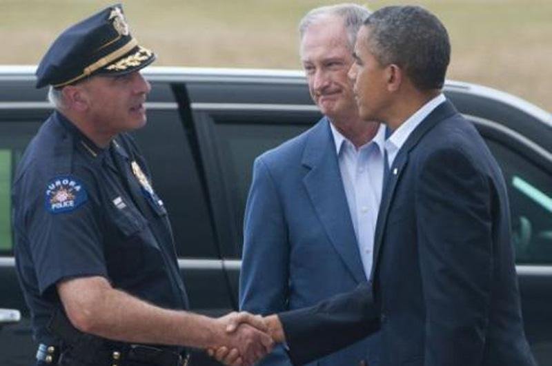 Obama foi recebido pelo chefe de pol&iacute;cia e pelo governador do Colorado