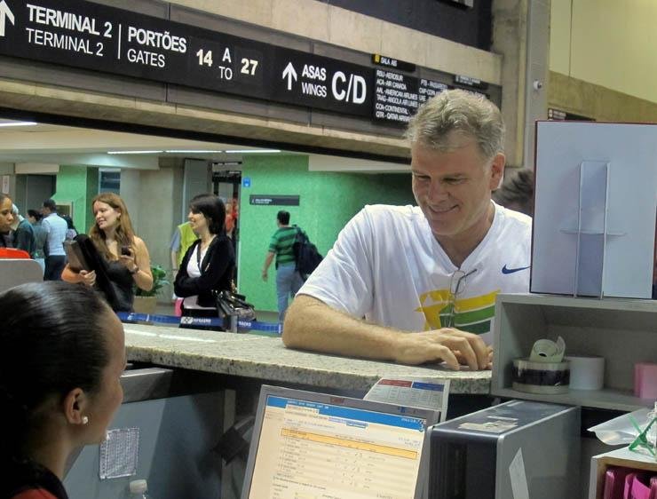 Bernardinho sorri ao embarcar para Londres em busca do ouro ol&iacute;mpico