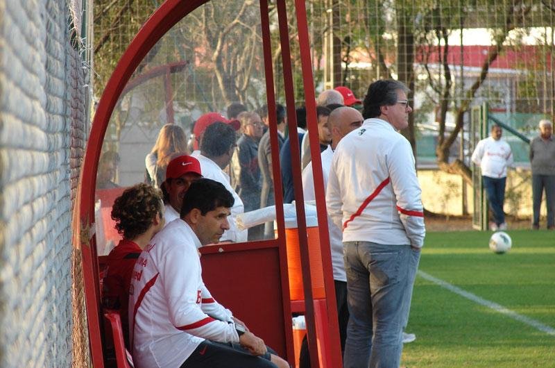 Ap&oacute;s treino, Forl&aacute;n sentou no banco e conversou com Fernand&atilde;o