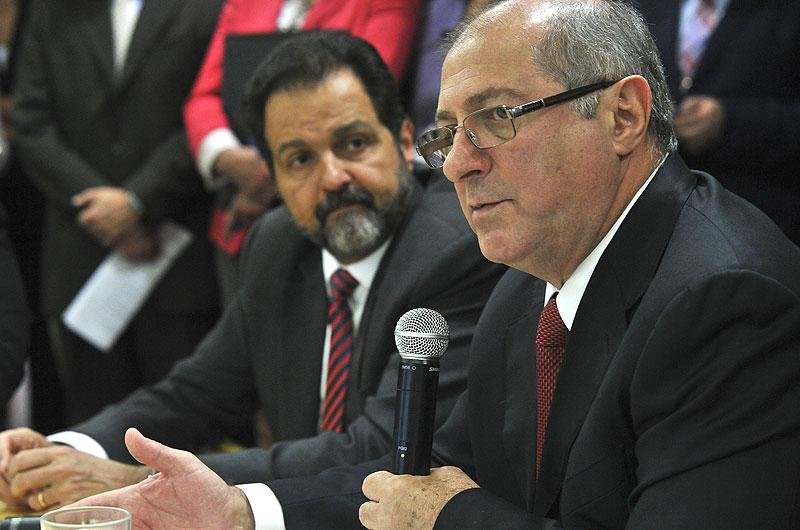 Paulo Bernardo falou sobre a suspens&atilde;o da venda de novas linhas de TIM, Claro e Oi