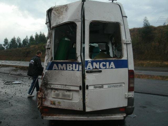 Ambul&acirc;ncia aquaplanou e tombou
