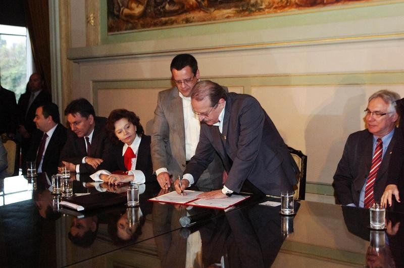 Ato de assinatura ocorreu na manh&atilde; de hoje