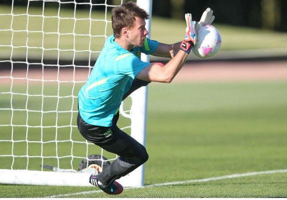 Ap&oacute;s corte de Rafael, Neto j&aacute; participa de treino entre titulares