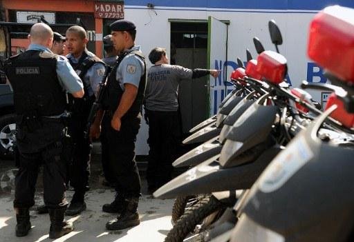 Policiais circulam pela regi&atilde;o em busca de suspeitos