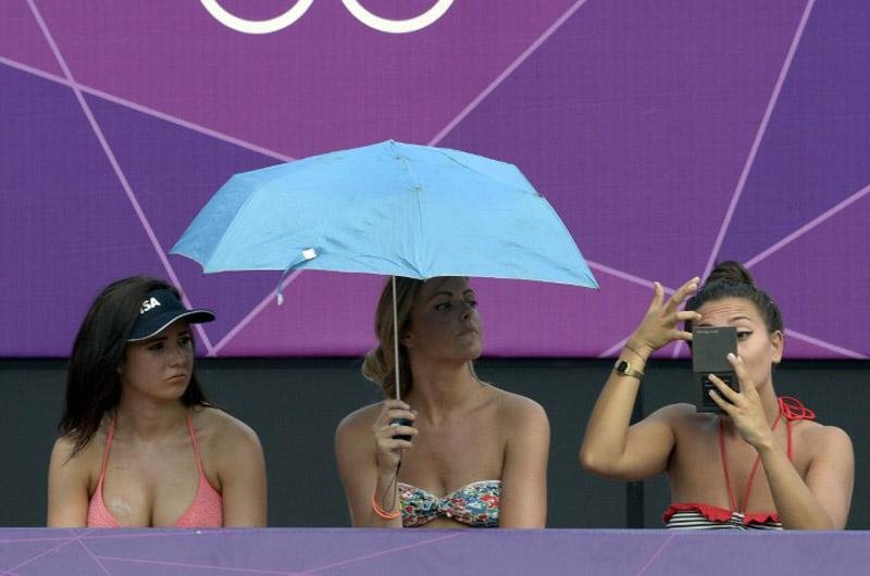 Cheerleaders se preparam para animar a torcida no v&ocirc;lei de praia