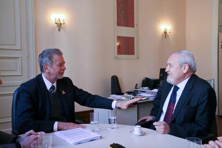 Prefeito Jos&eacute; Fortunati e secret&aacute;rio executivo do Minist&eacute;rio das Comunica&ccedil;&otilde;es, Cezar Alvarez, discutiram a instala&ccedil;&atilde;o de antenas de telefonia em encontro na Capital