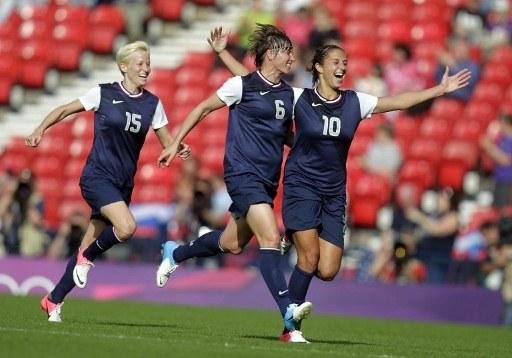 Carli Lloyd (D) celebra ap&oacute;s marcar o terceiro gol para os Estados Unidos