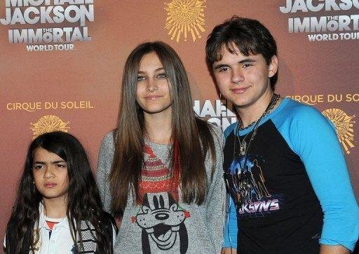 Primo dos filhos de Michael Jackson ganha guarda tempor&aacute;ria das crian&ccedil;as