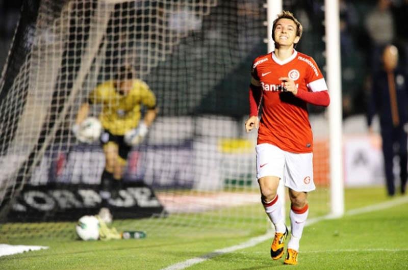 Dagoberto destaca bola no ch&atilde;o e controle do jogo contra o Figueirense