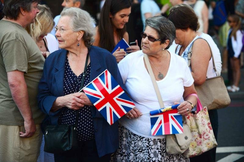 Popula&ccedil;&atilde;o de Londres entrou no clima e assistiu &agrave; passagem da tocha