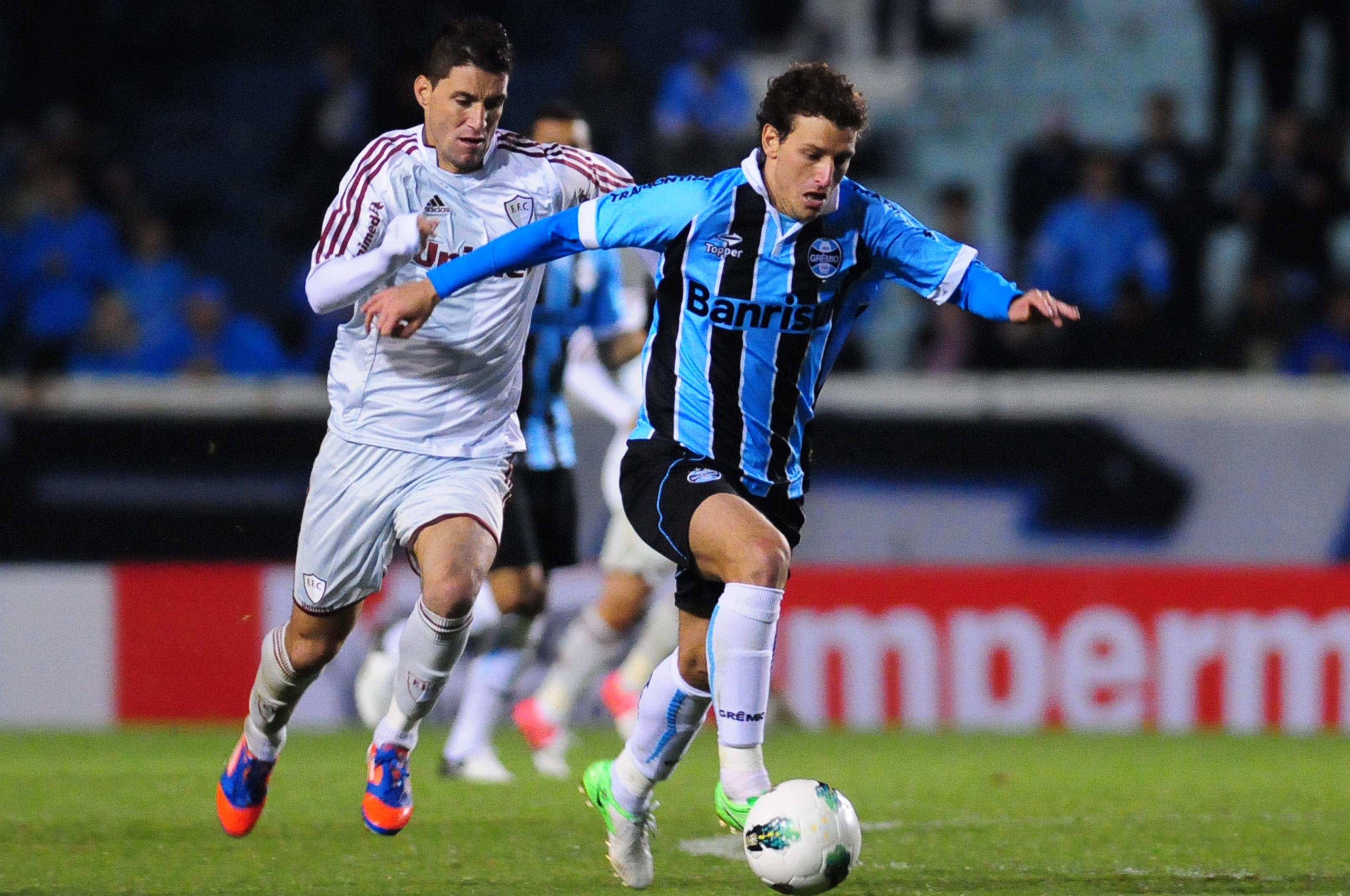 Elano fez cobran&ccedil;a r&aacute;pida e permitiu que Edilson fizesse assist&ecirc;ncia