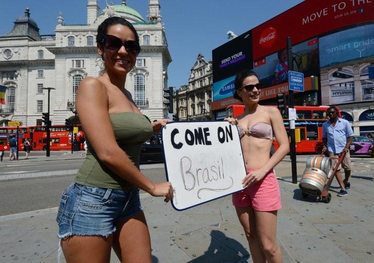 Torcedoras do Brasil nas ruas de Cardiff, antes da estreia da Sele&ccedil;&atilde;o na Olimp&iacute;ada