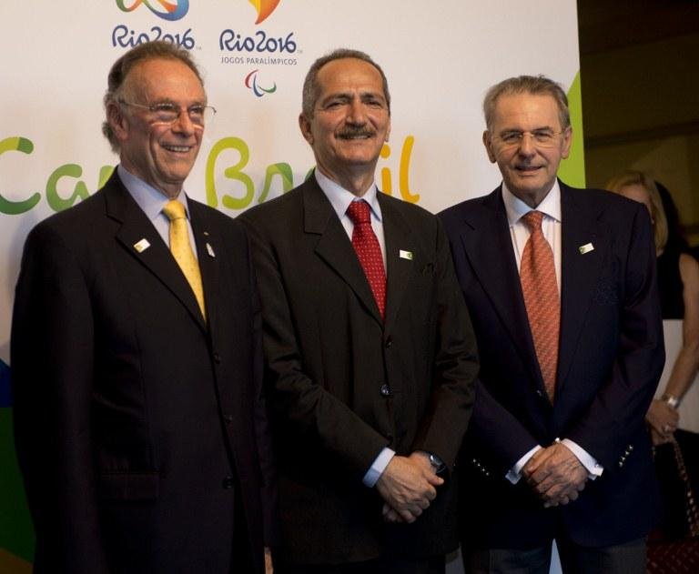 Nuzman (&agrave; esquerda) foi eleito membro honor&aacute;rio do COI