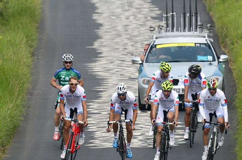 Equipe italiana em passeio de ciclismo na rota do Ciclo Ol&iacute;mpico