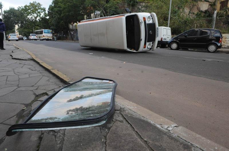 Vidro da Kombi quebrou com o impacto
