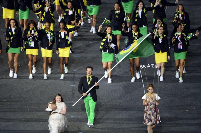 Delega&ccedil;&atilde;o brasileira desfila no Est&aacute;dio Ol&iacute;mpico de Londres