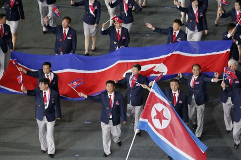 Ap&oacute;s gafe, Coreia do Norte desfila com bandeir&atilde;o na abertura