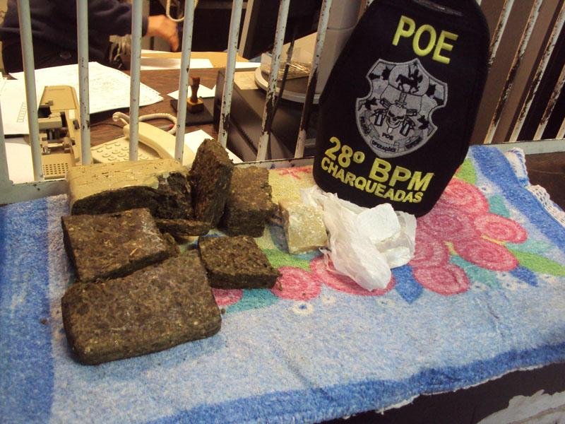 Droga apreendida com jovem