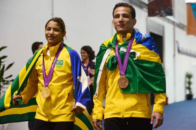 Sarah Menezes e Felipe Kitadai com medalhas