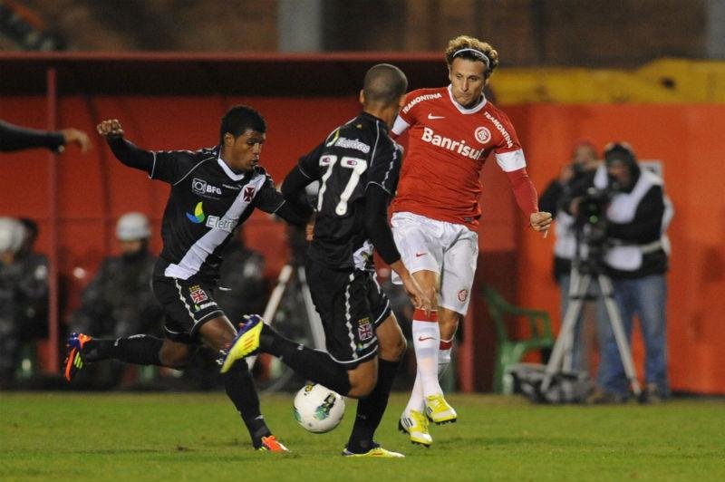 Forl&aacute;n perdeu duas chances para o Inter no fim do primeiro tempo