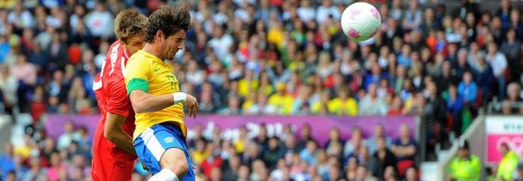 Alexandre Pato cabeceou e fez o gol de empate do Brasil
