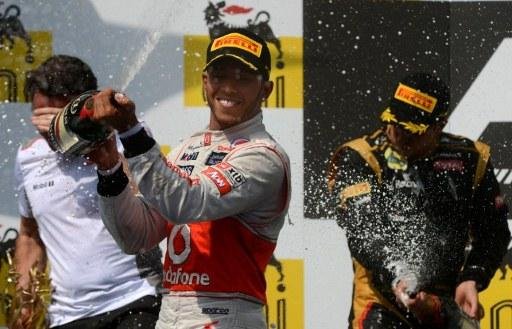 Hamilton vence na Hungria e volta &agrave; briga pelo t&iacute;tulo