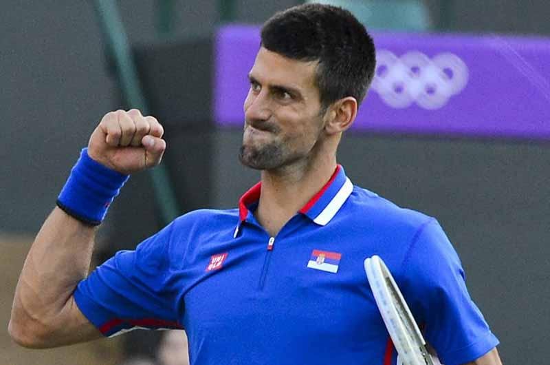 Novak Djokovic venceu na estreia em Londres, em jogo interrompido por forte chuva