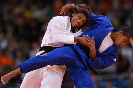 Rafaela Silva (de quimono branco) venceu alem&atilde; e est&aacute; nas oitavas de final do Jud&ocirc;