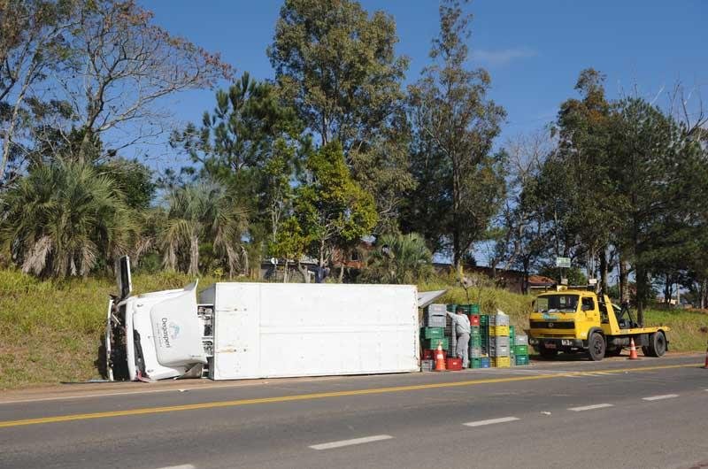 Dois ocupantes do caminh&atilde;o se feriram sem gravidade e parte da carga foi perdida